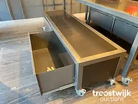 Mobiele presentatie tafel en twee mobiele banken met laden - afbeelding 4 van  7