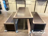 Mobiele presentatietafel met twee mobiele banken met laden - afbeelding 1 van  5