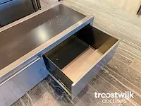 Mobiele presentatietafel met twee mobiele banken met laden - afbeelding 4 van  5