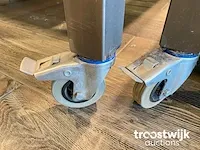 Mobiele presentatietafel met twee mobiele banken met laden - afbeelding 5 van  5