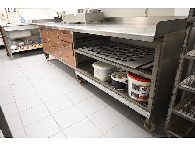 Mobiele rvs-stalen grondstoffen werkbank - afbeelding 3 van  4