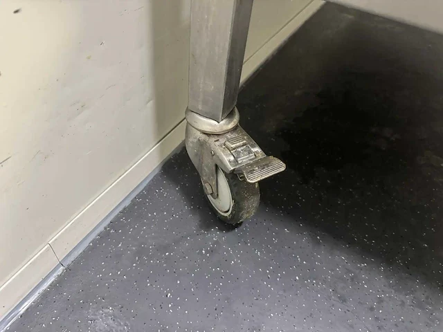 Mobiele rvs werktafel - afbeelding 6 van  6