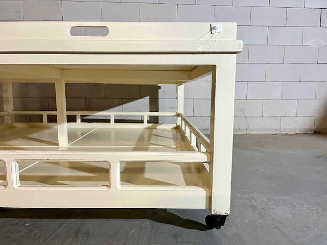 Mobiele salontafel met vier dienbladen - afbeelding 4 van  8