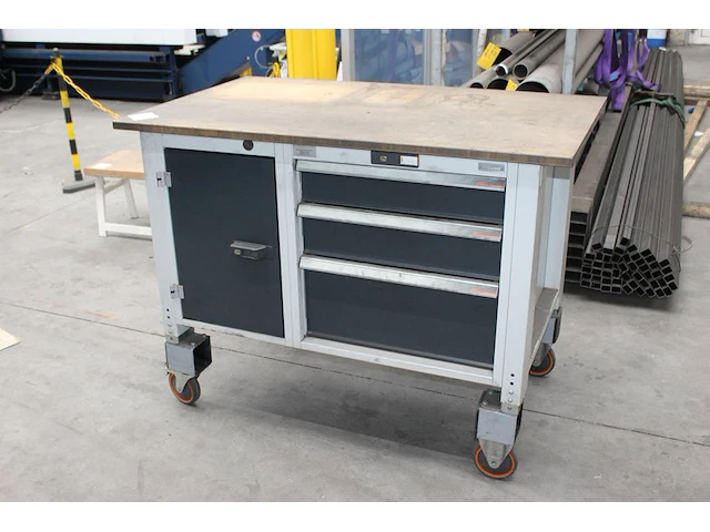 Mobiele werkbank garant afm. 125 x 75 x 95 cm, incl. gevuld met diverse gereedschap - afbeelding 1 van  5