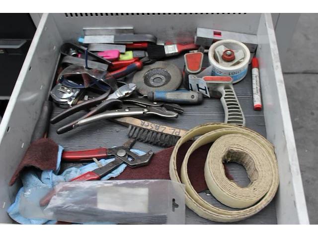 Mobiele werkbank garant afm. 125 x 75 x 95 cm, incl. gevuld met diverse gereedschap - afbeelding 3 van  5