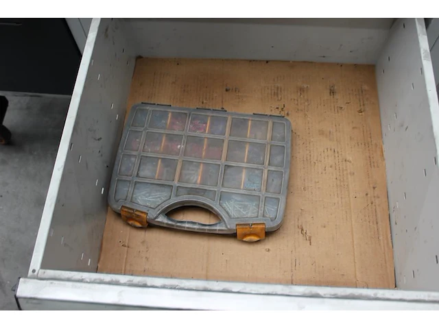 Mobiele werkbank garant afm. 125 x 75 x 95 cm, incl. gevuld met diverse gereedschap - afbeelding 4 van  5
