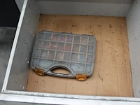 Mobiele werkbank garant afm. 125 x 75 x 95 cm, incl. gevuld met diverse gereedschap - afbeelding 4 van  5