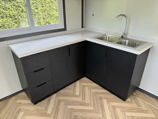 Mobiele woonunit / tiny house met twee slaapkamers en keuken 36m2 - afbeelding 51 van  55