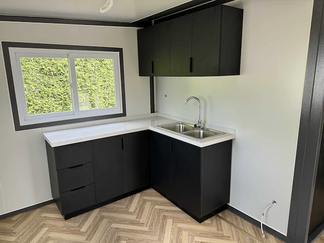 Mobiele woonunit / tiny house met twee slaapkamers en keuken 36m2 - afbeelding 9 van  56