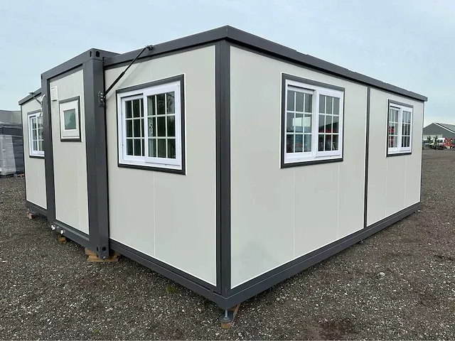 Mobiele woonunit / tiny house met twee slaapkamers en keuken - afbeelding 2 van  68