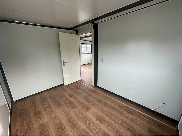 Mobiele woonunit / tiny house met twee slaapkamers en keuken - afbeelding 37 van  68