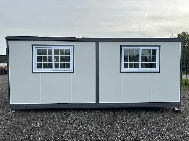 Mobiele woonunit / tiny house met twee slaapkamers en keuken - afbeelding 2 van  70