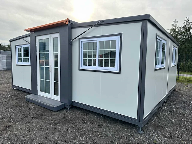 Mobiele woonunit / tiny house met twee slaapkamers en keuken - afbeelding 1 van  70