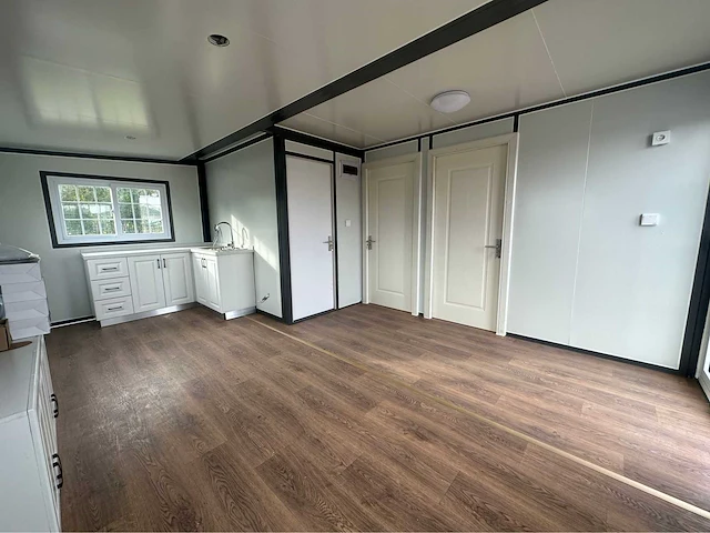 Mobiele woonunit / tiny house met twee slaapkamers en keuken - afbeelding 25 van  70