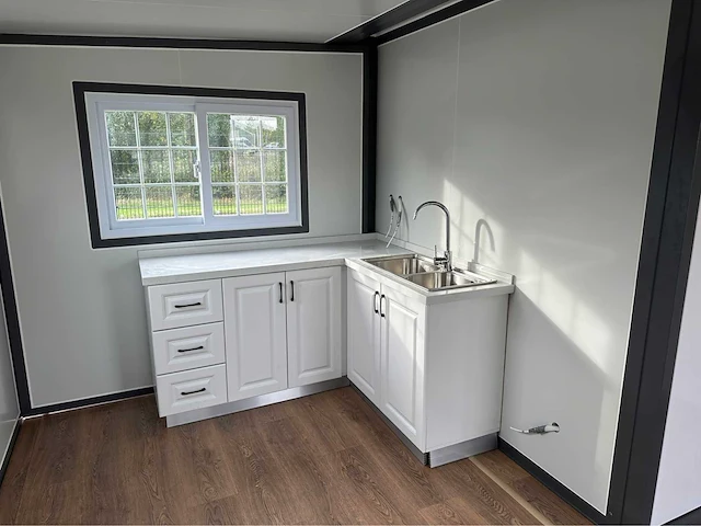 Mobiele woonunit / tiny house met twee slaapkamers en keuken - afbeelding 26 van  70