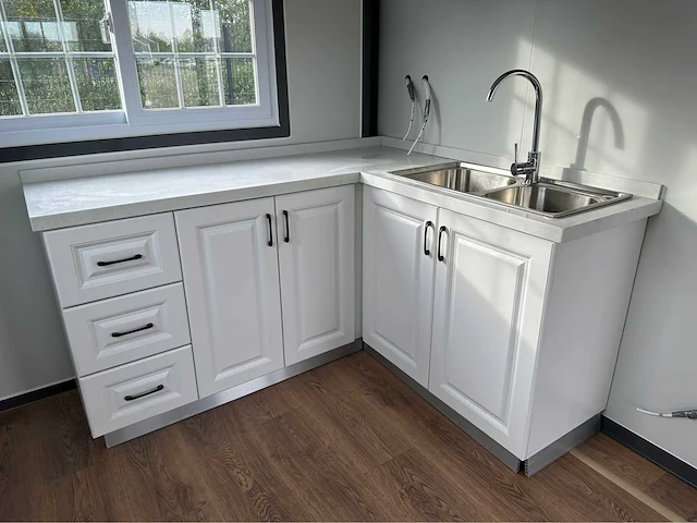 Mobiele woonunit / tiny house met twee slaapkamers en keuken - afbeelding 27 van  70