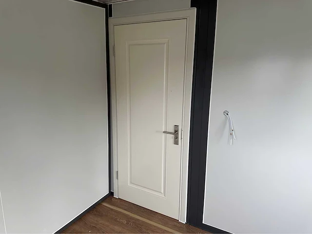 Mobiele woonunit / tiny house met twee slaapkamers en keuken - afbeelding 40 van  70