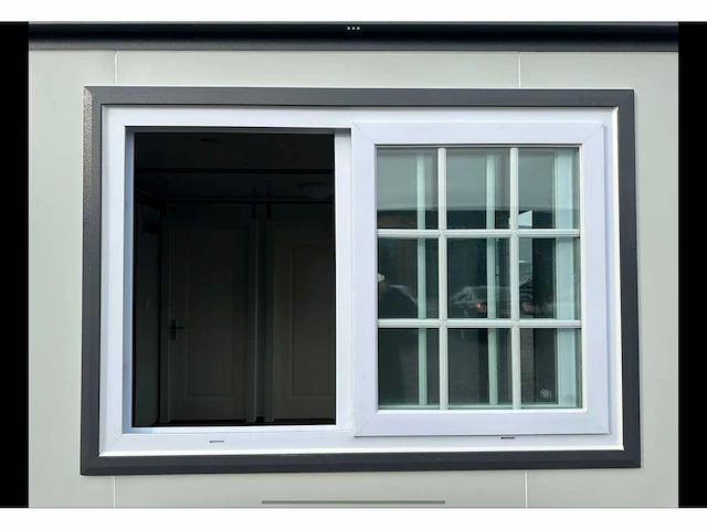 Mobiele woonunit / tiny house met twee slaapkamers en keuken - afbeelding 2 van  68