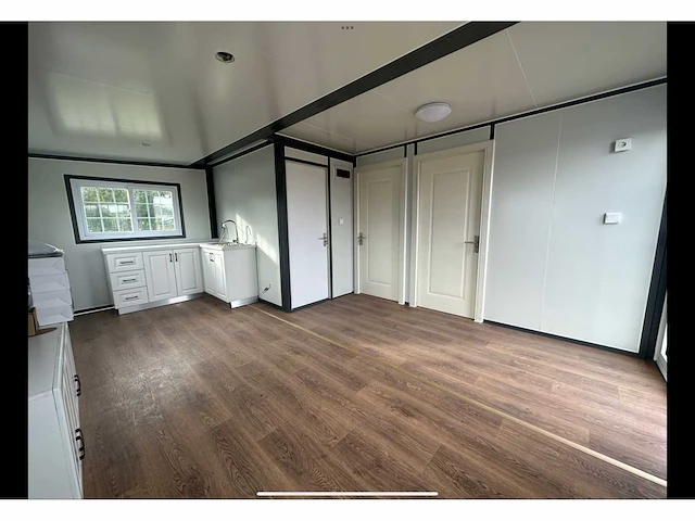 Mobiele woonunit / tiny house met twee slaapkamers en keuken - afbeelding 6 van  68