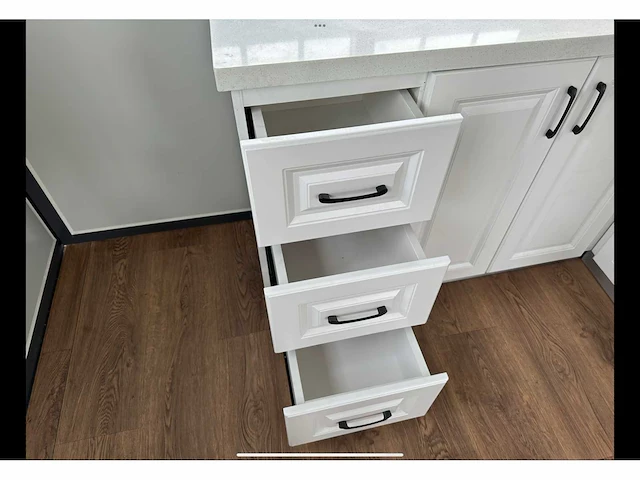 Mobiele woonunit / tiny house met twee slaapkamers en keuken - afbeelding 7 van  68