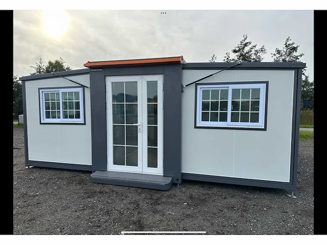 Mobiele woonunit / tiny house met twee slaapkamers en keuken - afbeelding 1 van  68