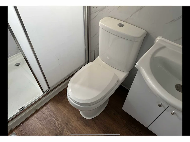 Mobiele woonunit / tiny house met twee slaapkamers en keuken - afbeelding 21 van  68