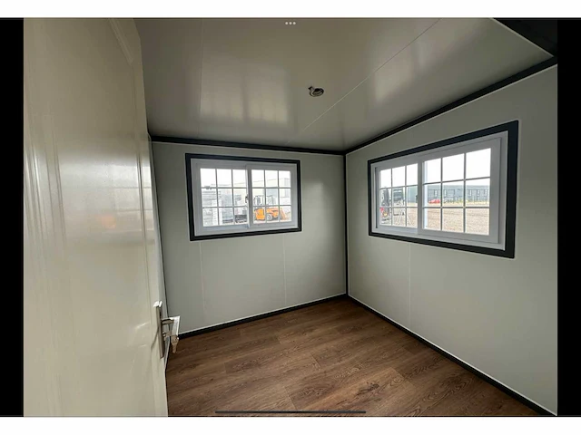 Mobiele woonunit / tiny house met twee slaapkamers en keuken - afbeelding 31 van  68