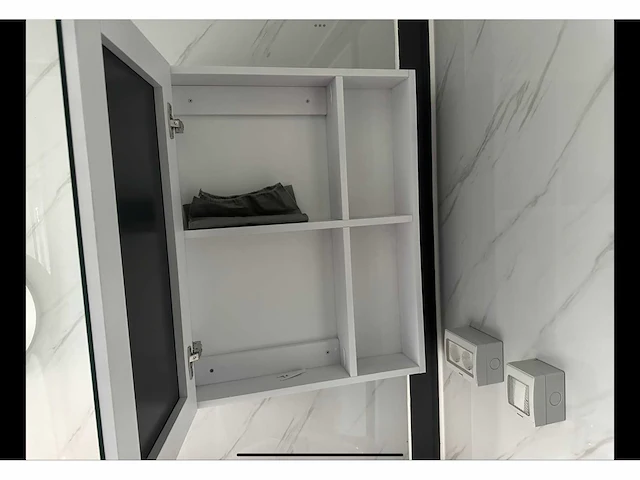 Mobiele woonunit / tiny house met twee slaapkamers en keuken - afbeelding 32 van  68