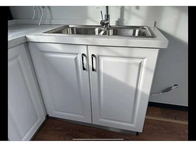 Mobiele woonunit / tiny house met twee slaapkamers en keuken - afbeelding 36 van  68