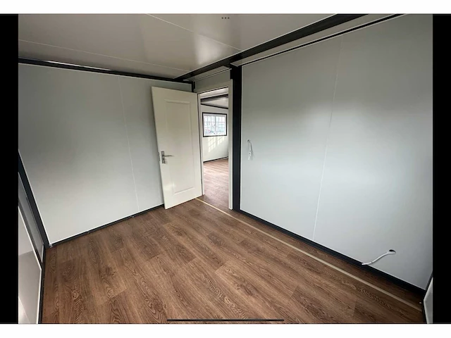 Mobiele woonunit / tiny house met twee slaapkamers en keuken - afbeelding 63 van  68