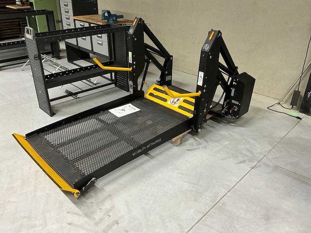 Mobility persoonsbus rolstoel liftsysteem - afbeelding 1 van  7