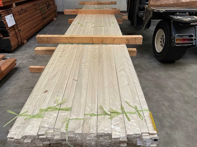 Model zs-1 - meranti glaslatten (opdeklatten) gegrond 9x32mm, lengte 490cm (200x) - afbeelding 1 van  4