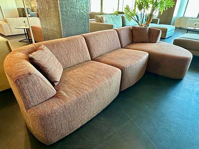 Modern vormgegeven bank met longchair - afbeelding 1 van  9