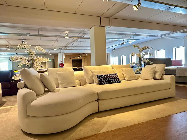 Moderne driezitsbank met ronde armleuning - afbeelding 2 van  7