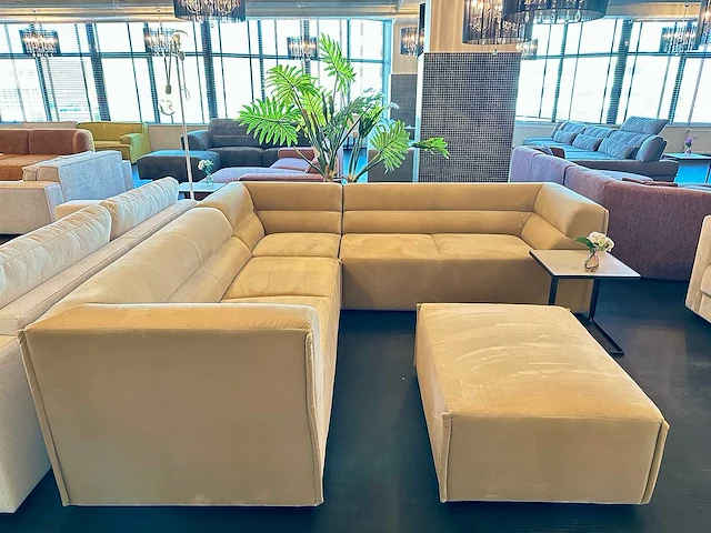 Moderne hoekbank met hocker - afbeelding 1 van  7