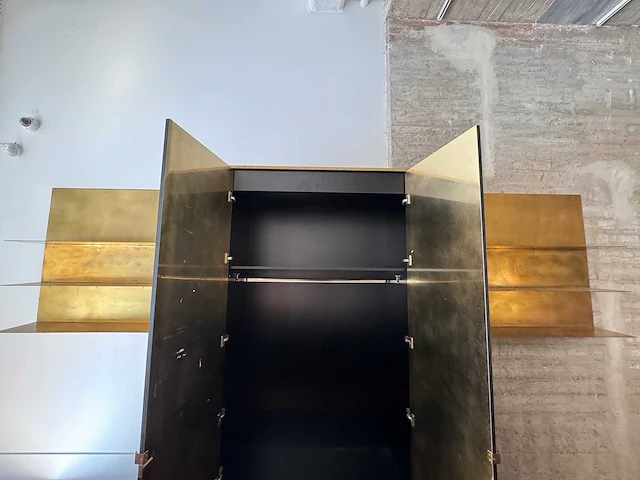 Moderne messing wandkast met legplanken - afbeelding 2 van  13