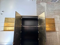 Moderne messing wandkast met legplanken - afbeelding 2 van  13