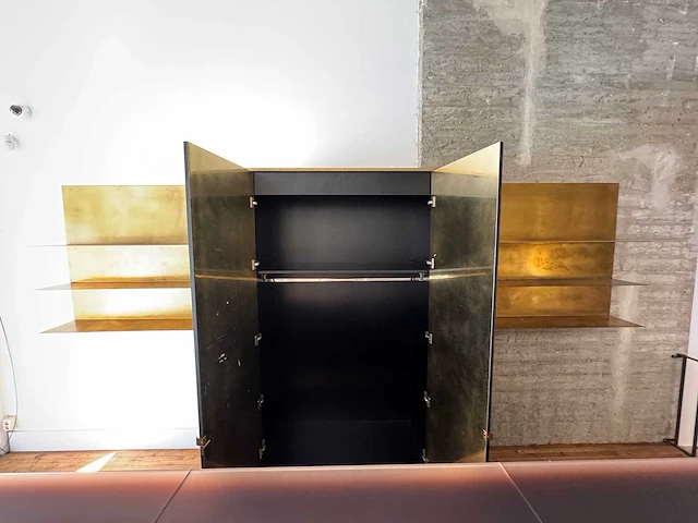 Moderne messing wandkast met legplanken - afbeelding 3 van  13