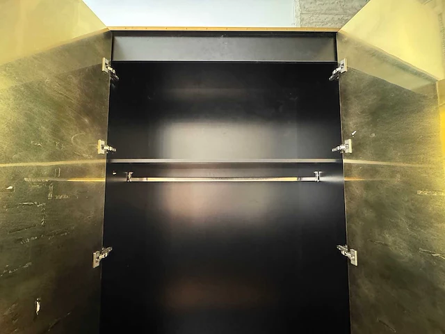 Moderne messing wandkast met legplanken - afbeelding 4 van  13