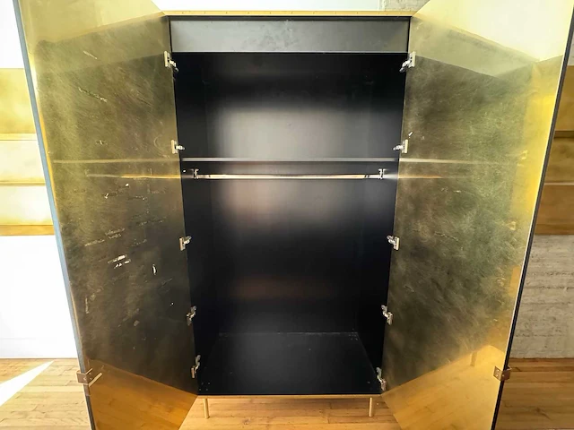 Moderne messing wandkast met legplanken - afbeelding 5 van  13