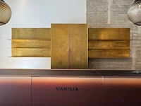 Moderne messing wandkast met legplanken - afbeelding 1 van  13