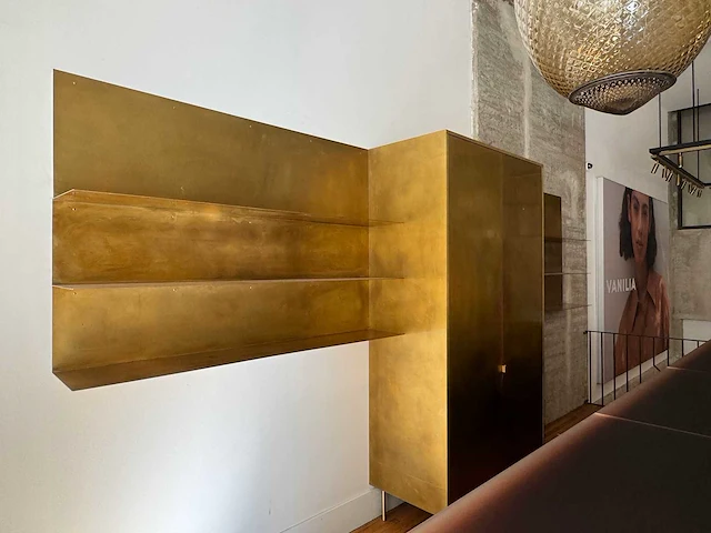 Moderne messing wandkast met legplanken - afbeelding 7 van  13