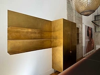 Moderne messing wandkast met legplanken - afbeelding 7 van  13