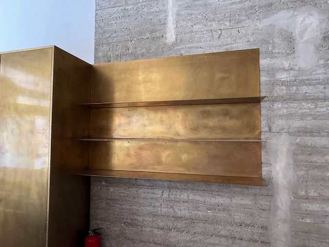 Moderne messing wandkast met legplanken - afbeelding 8 van  13