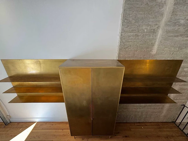 Moderne messing wandkast met legplanken - afbeelding 9 van  13