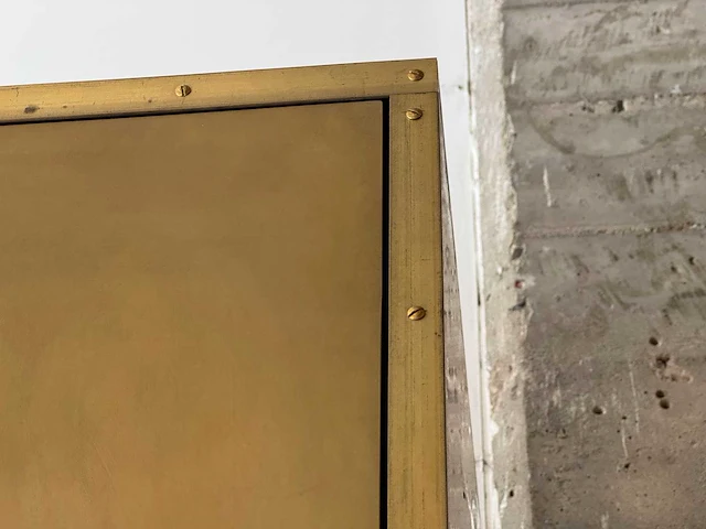 Moderne messing wandkast met legplanken - afbeelding 10 van  13