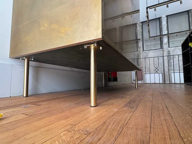 Moderne messing wandkast met legplanken - afbeelding 12 van  13