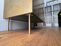 Moderne messing wandkast met legplanken - afbeelding 12 van  13
