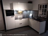 Moderne showroom keuken met inbouw apparatuur fino acryl hoogglans