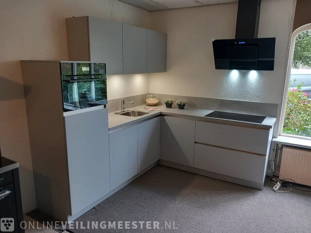 Moderne showroom keuken met inbouwapparatuur smart vista parel - afbeelding 1 van  37